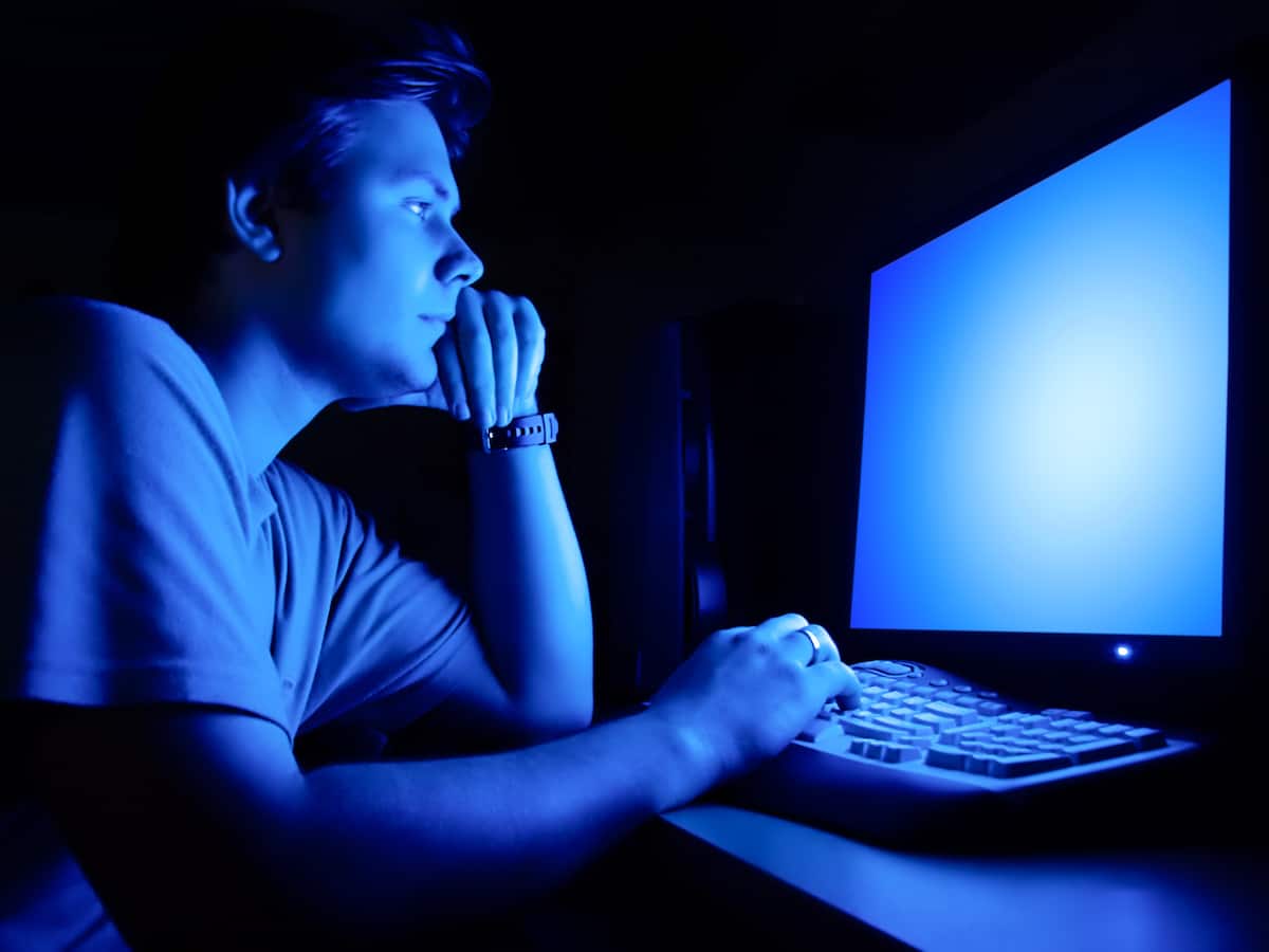 La lumière bleue des écrans provoque l'autodestruction de la rétine -  Sciences et Avenir
