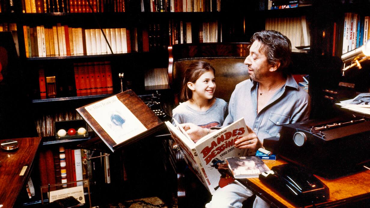Paris, juin 1983: Serge Gainsbourg chez lui, rue de Verneuil, lisant une anthologie de bandes dessinées Walt Disney avec sa fille Charlotte.