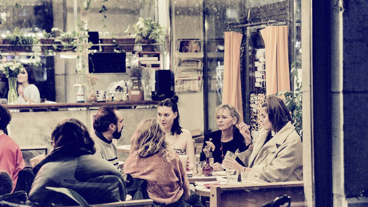 Equipe du film La Mif.Â  (Les 3 comÃ©diennes: Claudia Grob ( assistante sociale ), les ados Charlies Aredy ( Jupe Ã  carreaux ) et AnaÃ¯s Uldry ( couettes en boule ) et le rÃ©alisateur Fred Baillif ( barbu ) PhotographiÃ©s Ã  GenÃ¨ve, le 14.02.2022 Â© David WagniÃ¨res Photos retouchÃ©es