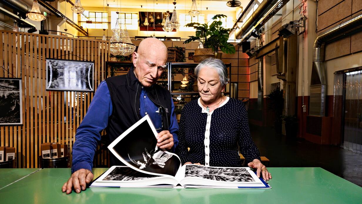 Lélia Wanick Salgado, l’épouse du photographe Sebastião Salgado, a monté l’exposition. Sebastião feuillette l’album «Amazônia», qui pèse 5 kilos.