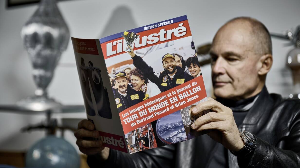 L'explorateur Bertrand Piccard lit l'édition spéciale de l'«L’illustré» sur l'exploit d'Orbiter 3