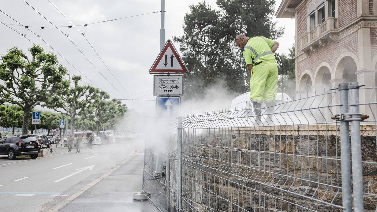 GenÃ¨ve, 9 juin 2021. PrÃ©paratifs pour le Sommet de GenÃ¨ve. Le Parc de la Grange et son pourtour sont nettoyÃ©s, sÃ©curisÃ©s et les chemin d'accÃ¨s y sont rÃ©novÃ©s en urgence. Â© Niels Ackermann / Lundi13