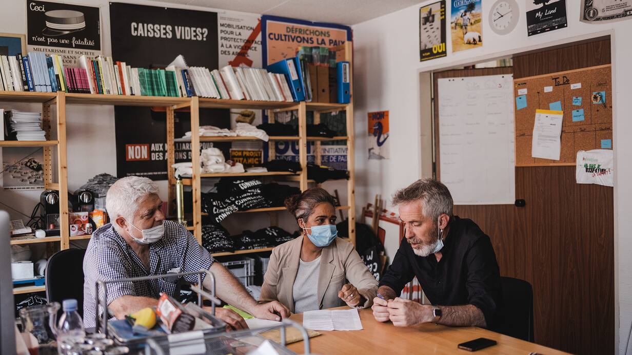 GenÃ¨ve, 9 juin 2021. PrÃ©paratifs pour le Sommet de GenÃ¨ve. En vue de la rencontre entre Biden et Poutine, une vingtaine d'organisations vont se rÃ©unir pour manifester le 16 juin. Au local du GSsA (Groupe pour une Suisse sans ArmÃ©e), Tobias Schneebeli (gssa, urgence Palestine, parti du travail), Ynes Gerardo (collectifs solidaritÃ© latino) et Thomas Vachetta (solidaritÃ©s) discutent de l'appel Ã  manifester. Â© Niels Ackermann / Lundi13