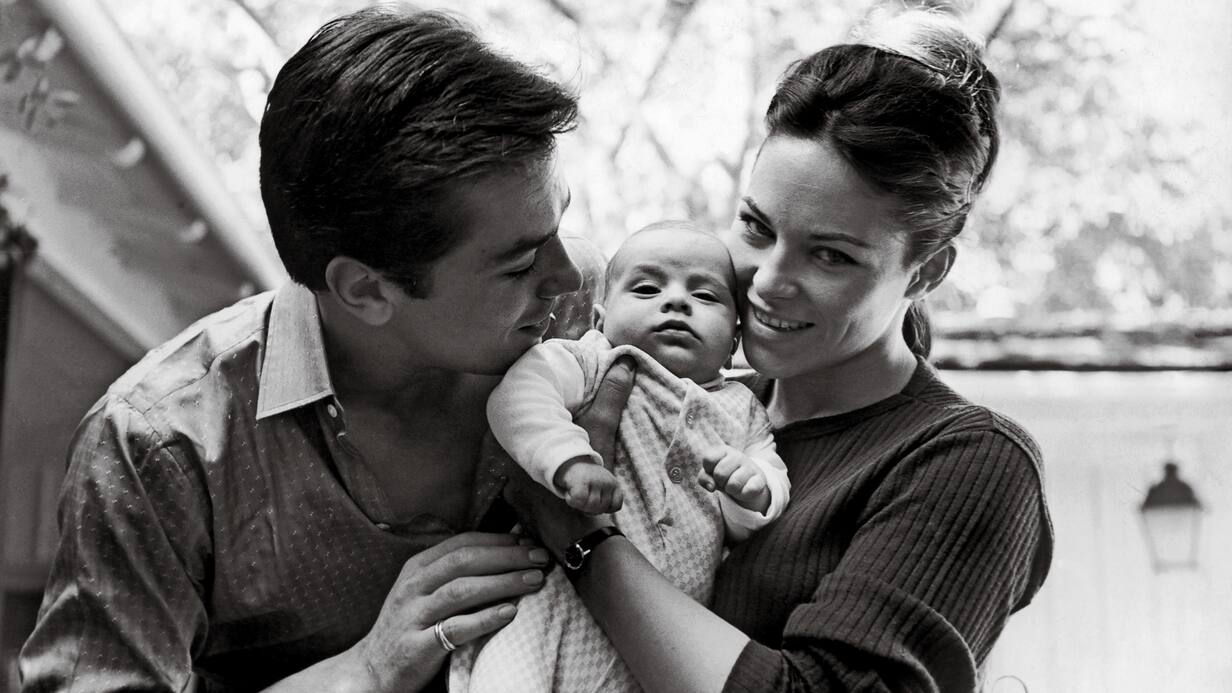 En 1964, en Californie, avec Nathalie Canovas, devenue Mme Delon, et leur fils, Anthony. 