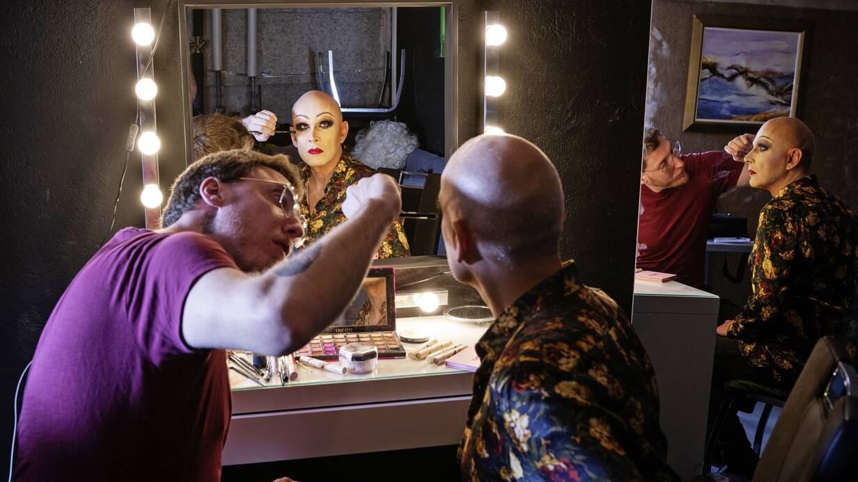 Le comédien et chanteur professionnel Vincent Vève maquille son ami le journaliste Pascal Pellegrino en drag-queen