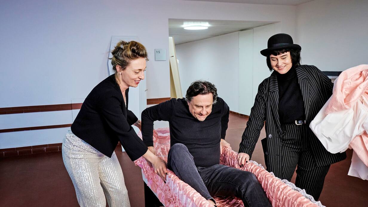 Andreas Bichler et Annina Sonnenwald habillent le figurant Roman Tschopp d’un vêtement funéraire.