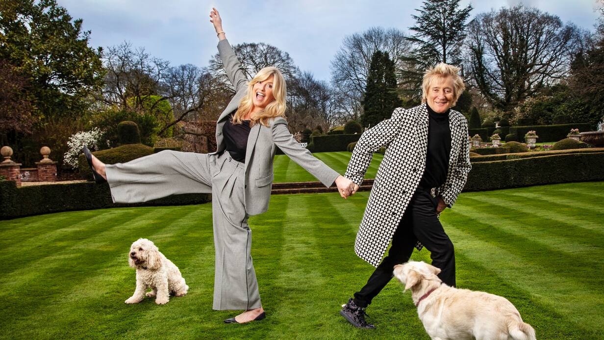Le musicien écossais Rod Stewart et sa compagne Penny Lancaster dans le jardin de leur manoir avec leurs chiens Bubbles et Lily