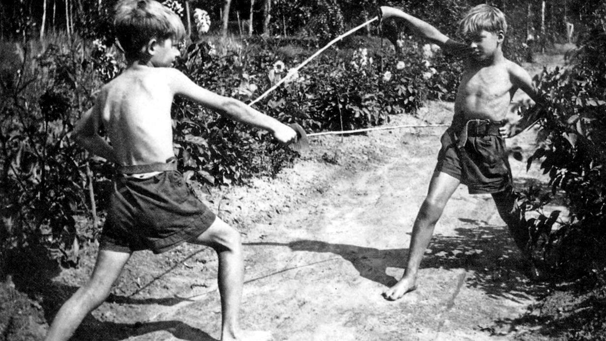 UNSPECIFIED - AUGUST 02: young Jean-Paul Belmondo with his brother Alain playing in Clairefontaine, c. 1940 (Photo by Apic/Getty Images) VOLET ENFANCE/FAMILLE HD