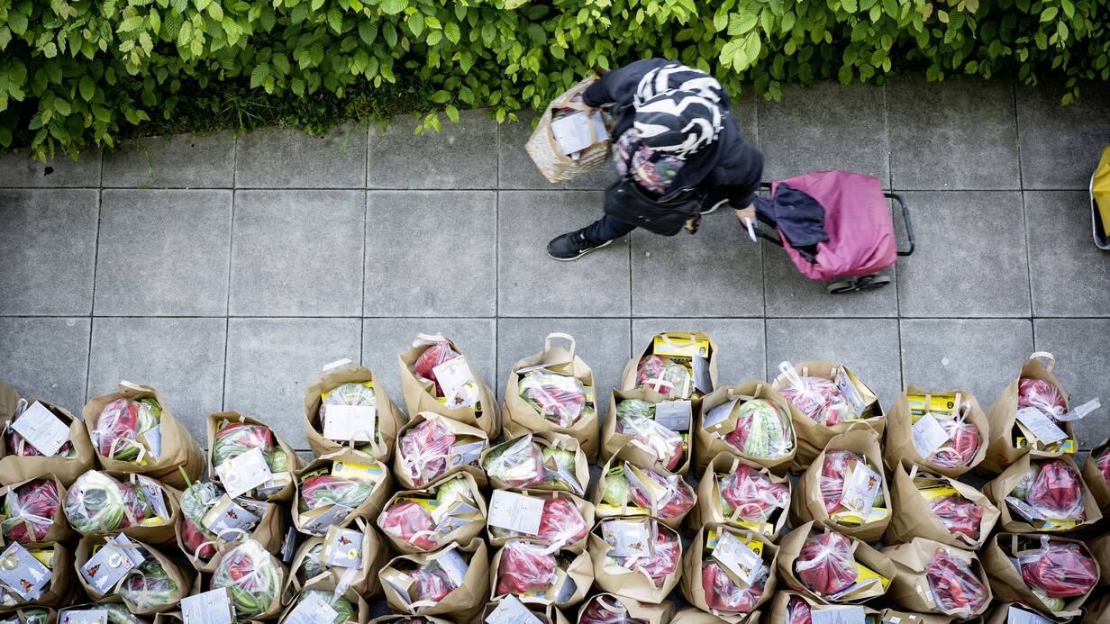 Les bénéficiaires passent tôt le matin afin d’être sûrs d’avoir un ticket pour recevoir leurs sacs contenant quelques produits frais et secs.