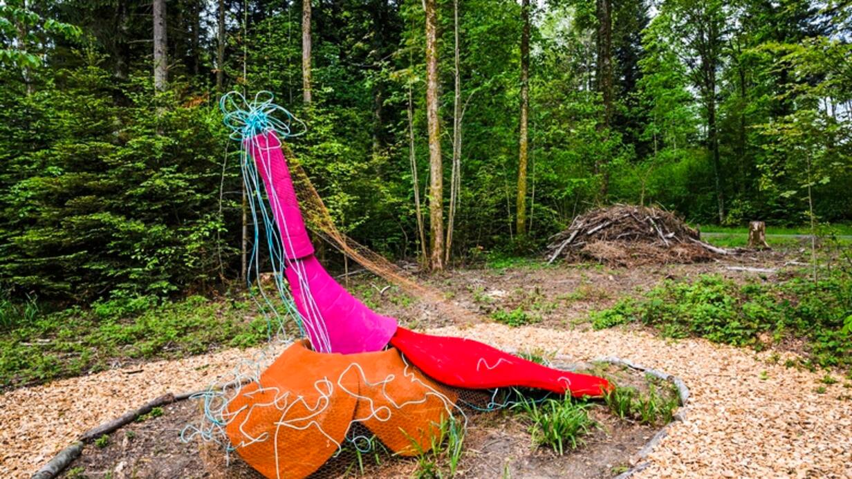 Une vue de l'oeuvre "Eruption" de l'artiste Andrea Dora Wolfskaempf lors de l'exposition "L'art au fil du Talent" de l'Espace culturel d'Assens a l'occasion d'un parcours de sculptures et d'installations le long des berges du Talent et dans la foret avoisinante le jeudi 18 mai 2023 a Assens dans le canton de Vaud.