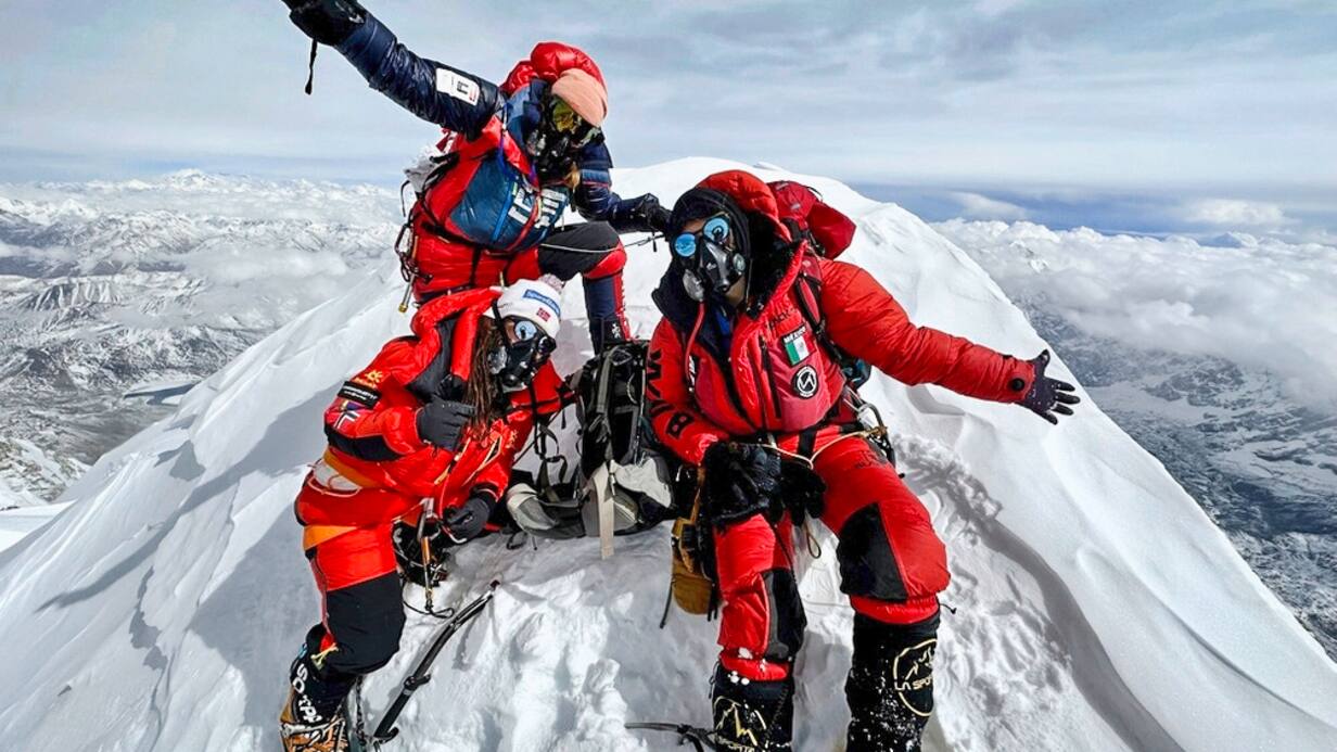 Sophie Lavaud et Kristin Harila au sommet du Shishapangma