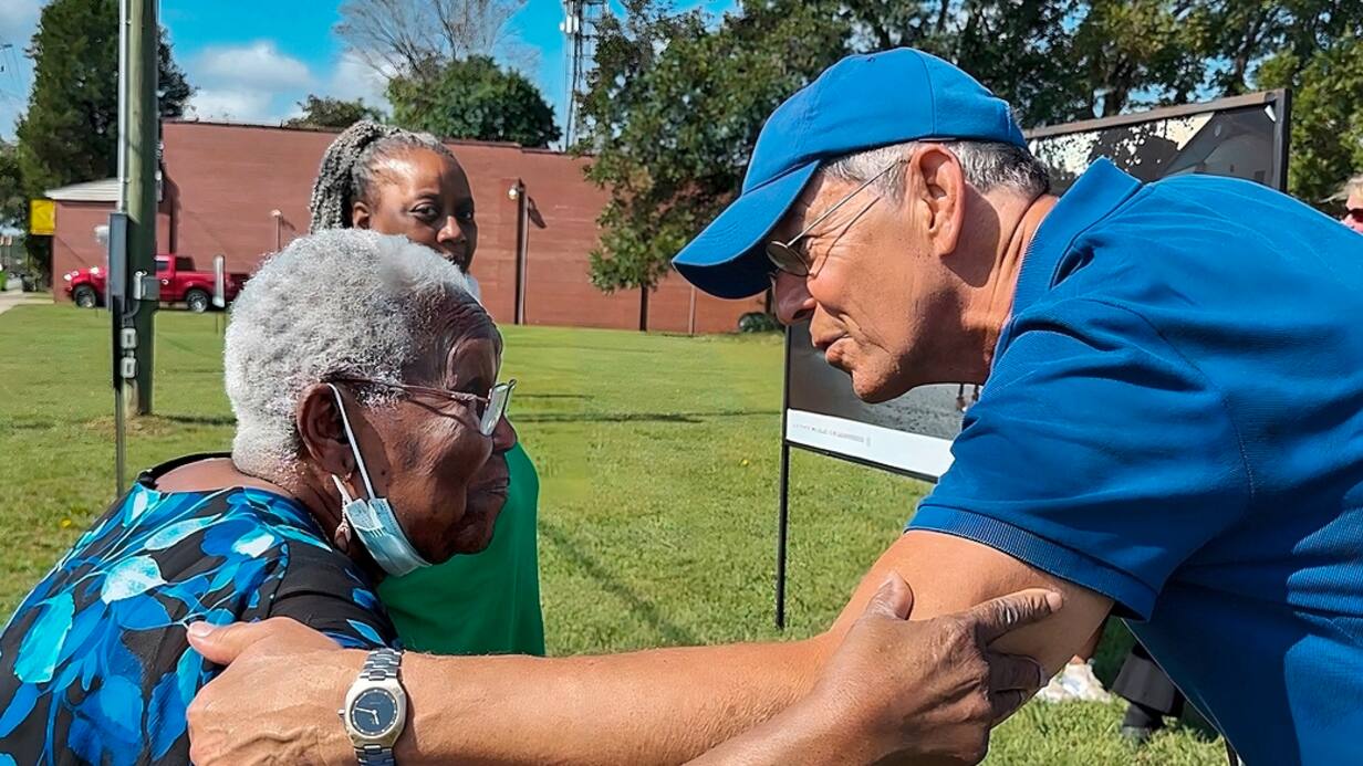 Le photographe von Graffenried et une habitante de New Bern. «Je veux mettre les gens de la ville au centre de mes photos.»