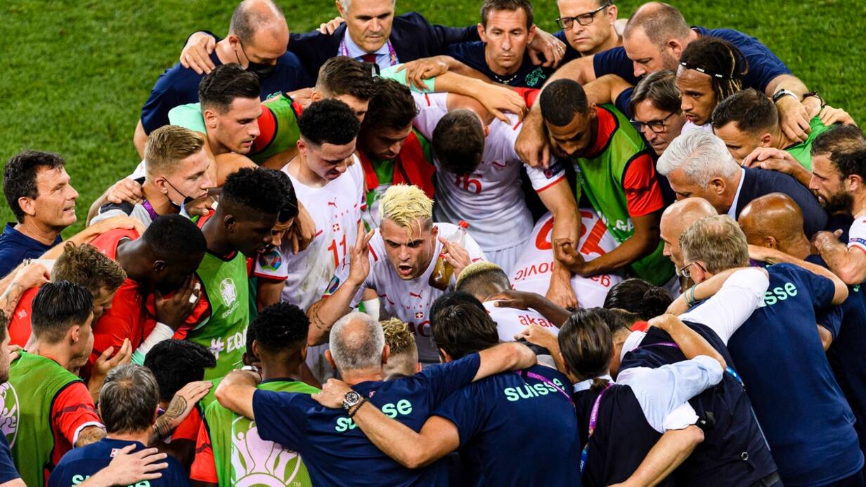  France-Suisse à Bucarest, 28 juin 2021. Fin du temps réglementaire. Cheveux décolorés, Xhaka motive les troupes.