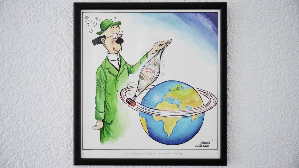Le dessin de presse de Raymond Burki rappelant qu’Auguste Piccard avait inspiré le professeur Tournesol à Hergé est tapissé sur un mur de la Fondation Solar Impulse
