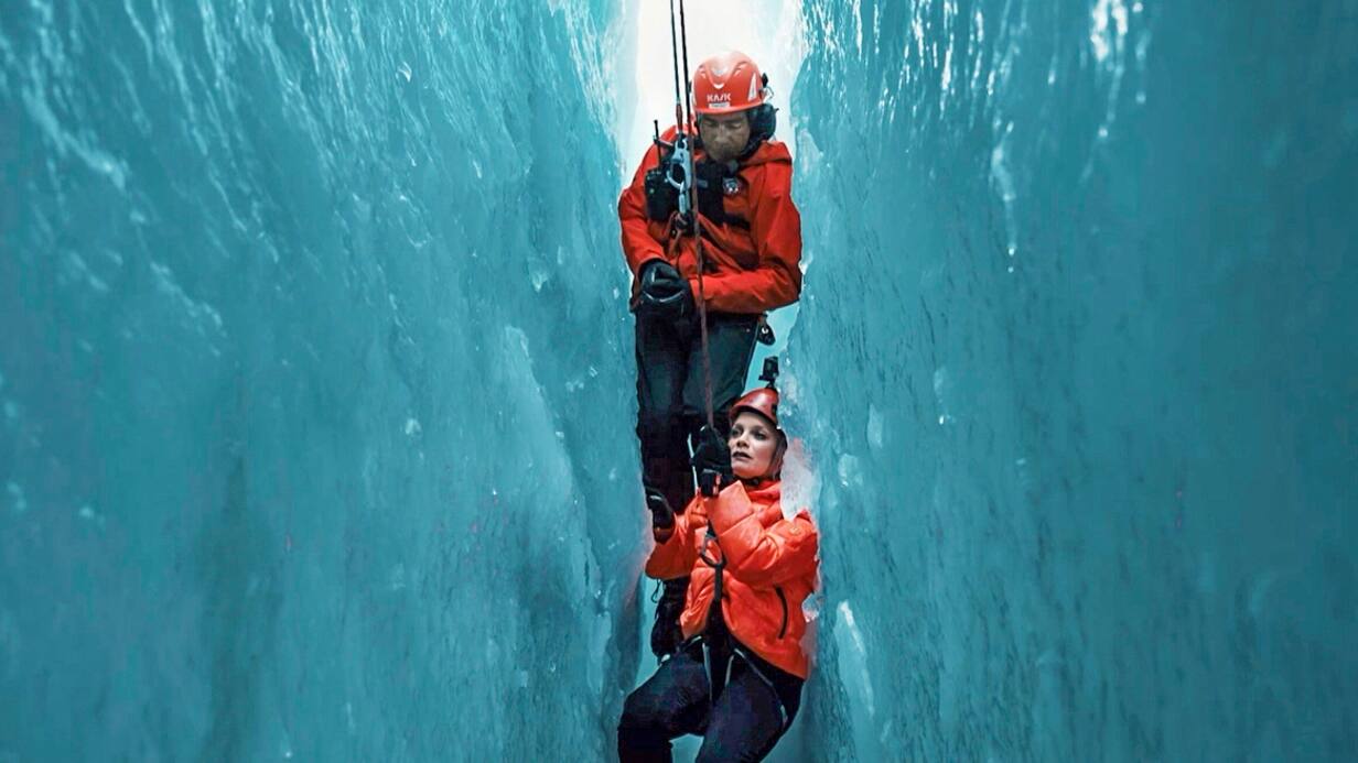 Liv von Boetticher dans une crevasse pour les besoins de l'enquête sur KEH