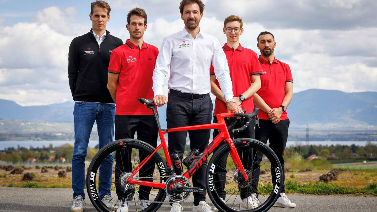 Fabian Cancellara présente l’équipe Tudor entouré de Raphael Meyer (CEO), Sébastien Reichenbach, Yannis Voisard et Sylvain Blanquefort (dir. sportif) en avril 2023
