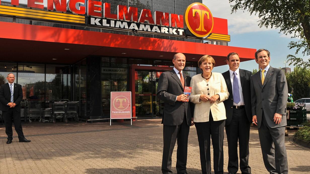 Karl-Erivan, Georg et Christian Haub avec la chancelière Angela Merkel