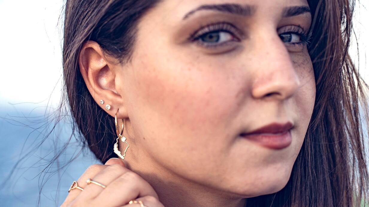 Ferial, Iranienne habitant en Suisse, témoignant sur la révolte iranienne