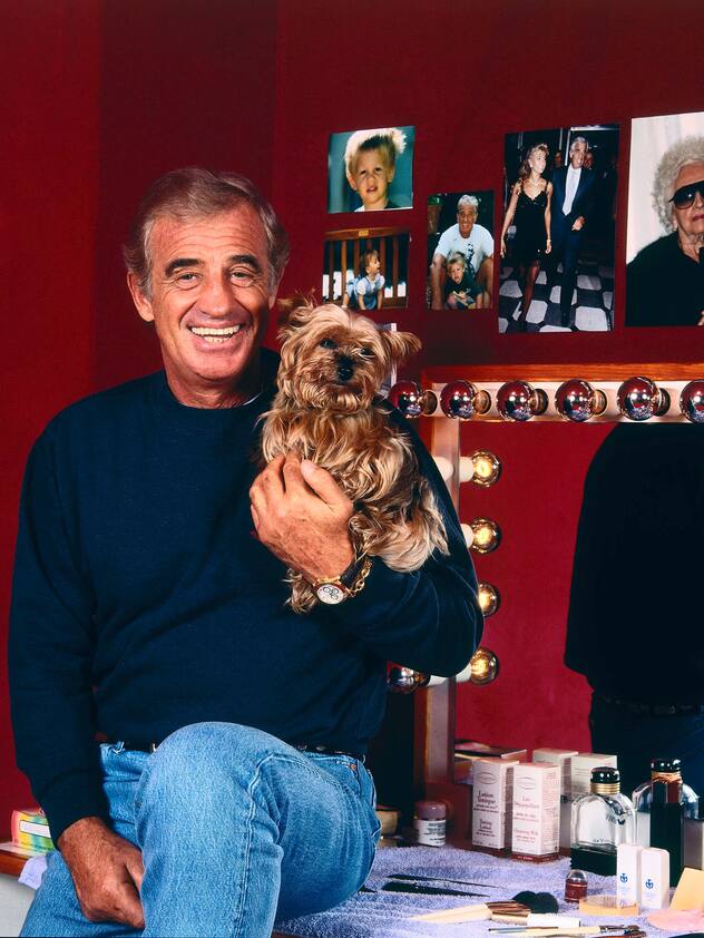 Pour la premiÃ¨re fois, il joue une piÃ¨ce de Feydeau : son rÃªve de toujours.  Trois ans aprÃ¨s "Cyrano", Belmondo revient au thÃ©Ã¢tre dans "Tailleur pour Dames". Portrait dans sa loge avec son chien MaÃ¯a.  (FOTO: DUKAS/LE FIGARO) Zusammenstellung: Jean-Paul Belmondo wird am 9. April 2013 80 Jahre alt