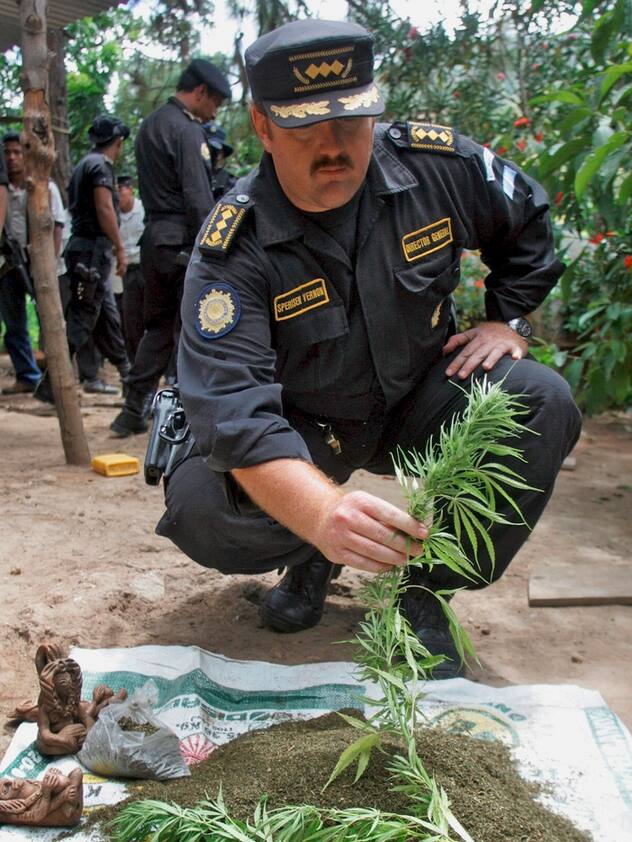 Erwin Sperisen lors d’une saisie de marijuana en 2006.