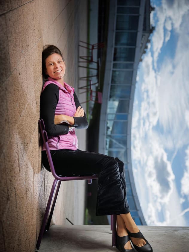 La chercheuse Claudia de Rham  est spécialisée dans la gravitation