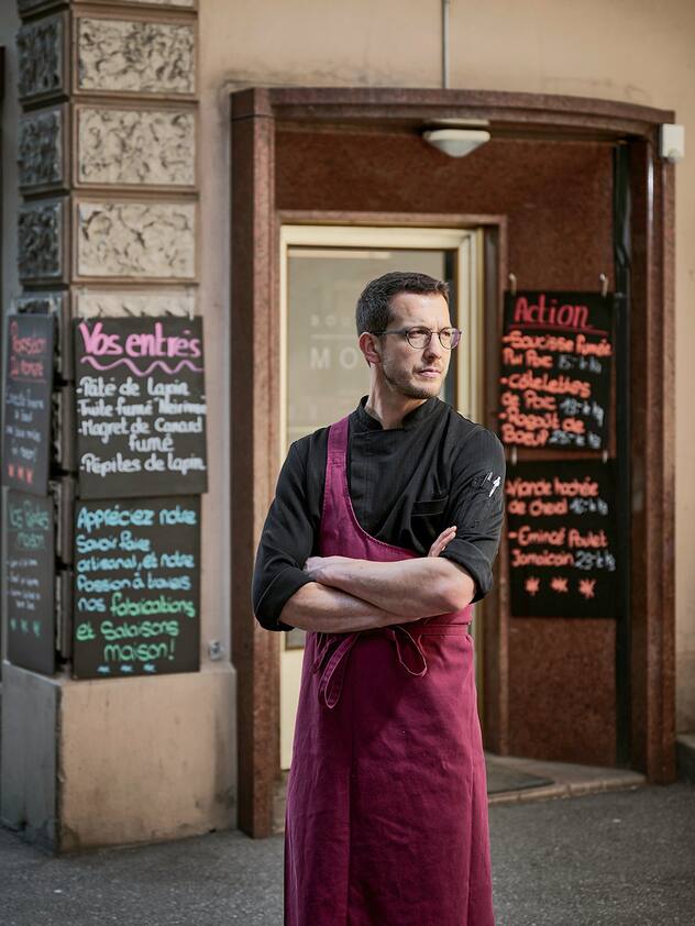 Baptiste Moret, de la boucherie et chevaline Moret de Bulle pose devant l'entrée de son commerce, mercredi 19 avril 2023 à Bulle