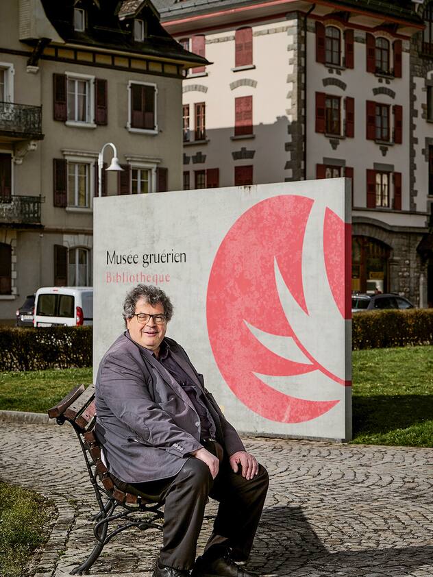 L'historien Serge Rossier, directeur du Musée g pose pour la photo, le 5 avril 2023 à Bulle.