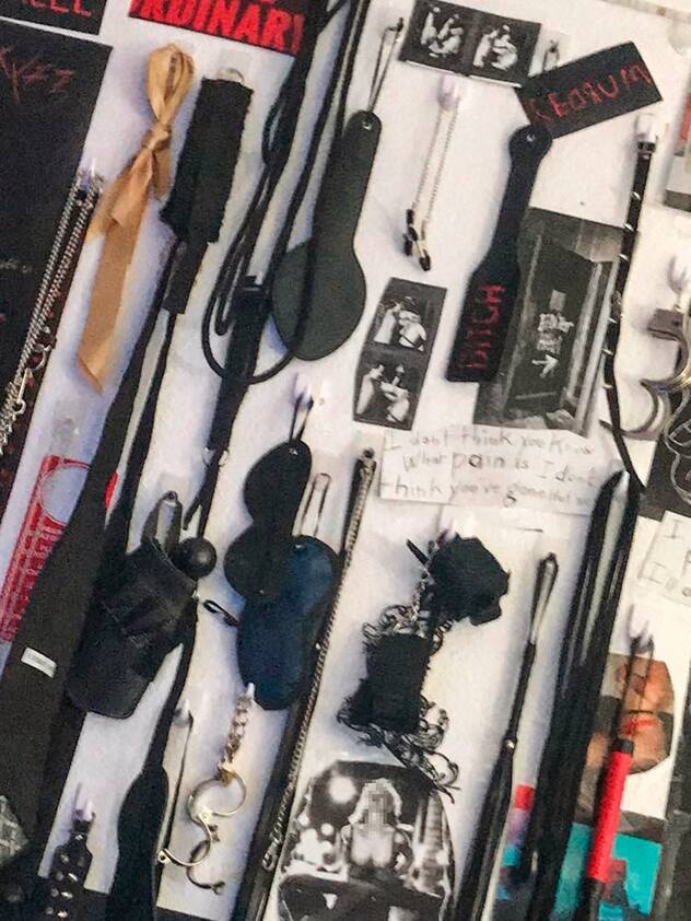 Une sorte de salon BDSM chez le coiffeur abuseur