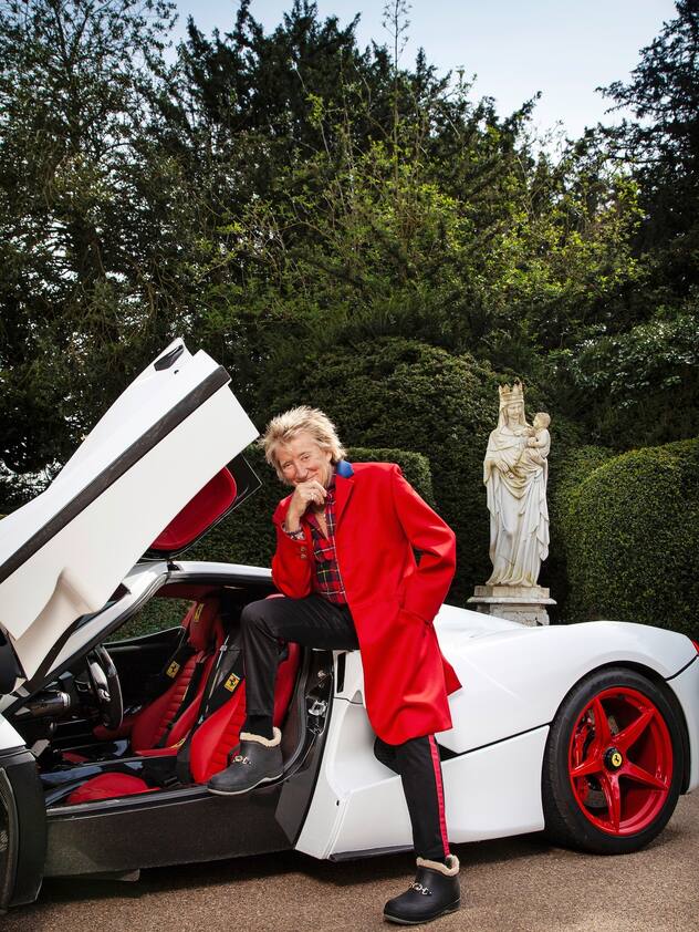 Sir Rod Stewart pose devant sa Ferrari LaFerrari, une édition limitée