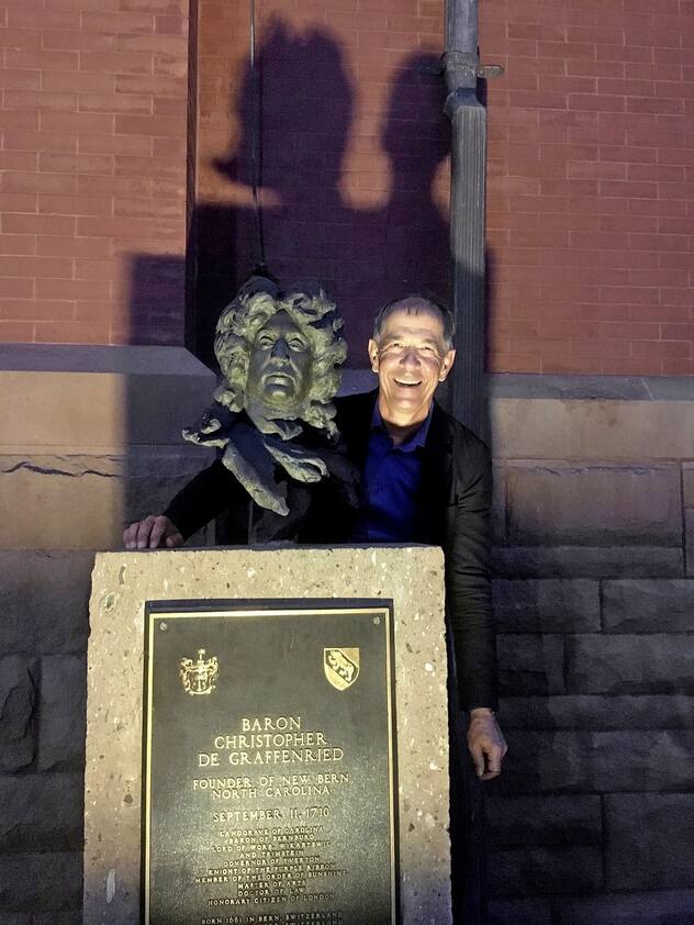 Michael von Graffenried prend la pose à côté de la plaque comémorative de son aïeul Christopher