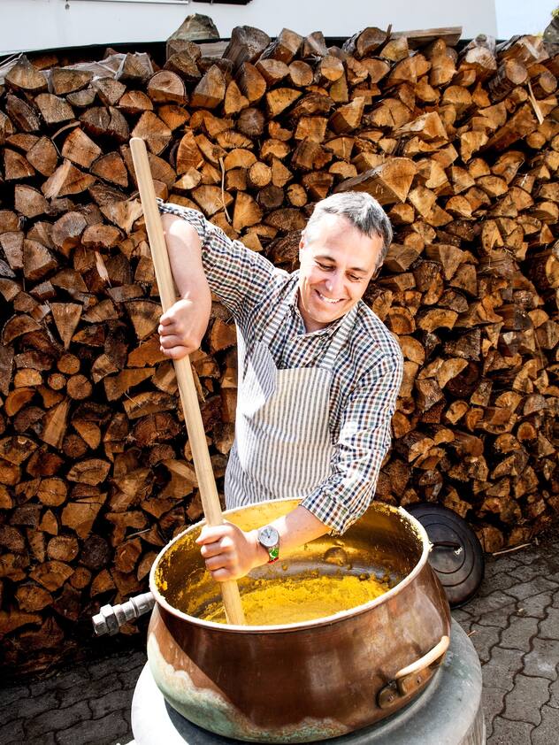 Ignazio Cassis brassant la polenta lors de la balade du 1er août