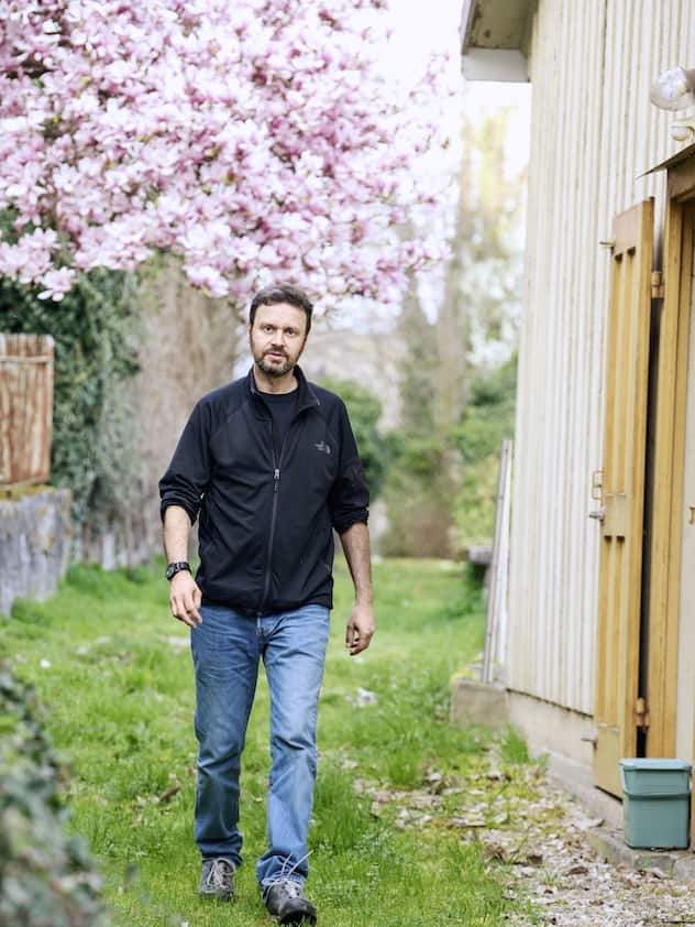 Le dessinateur Pitch Comment dans le domaine de sa maison en Ajoie