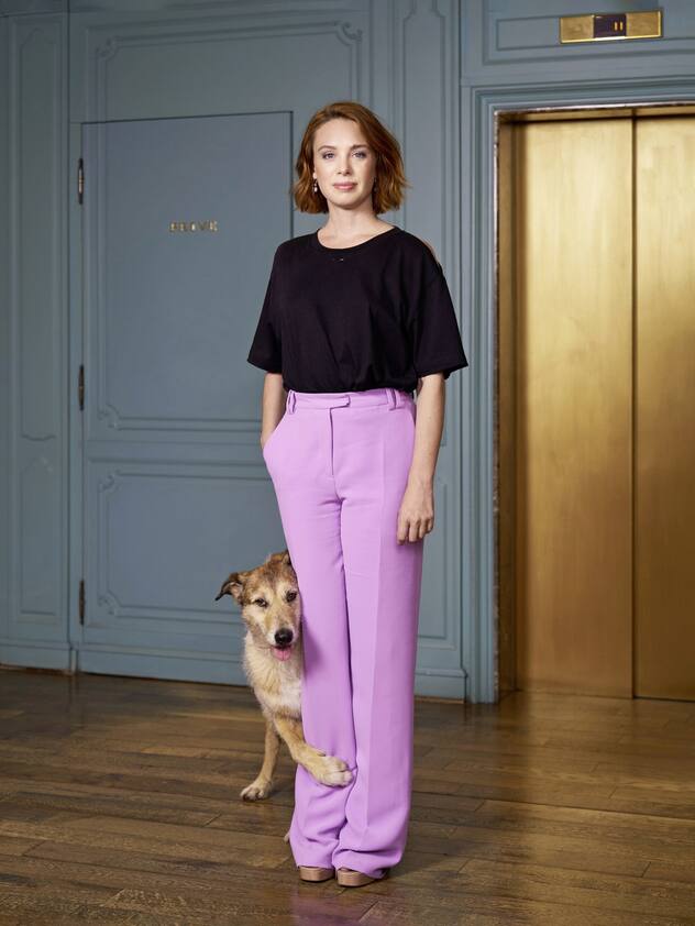 La comédienne franco-suisse Laetitia Dosch avec le chien-acteur Kodi, star de son premier film en tant que réalisatrice «Le procès du chien»