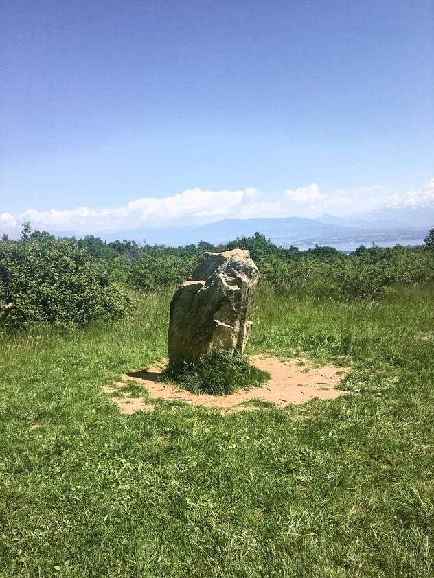 La pierre levée au sommet du Mont-Mourex.