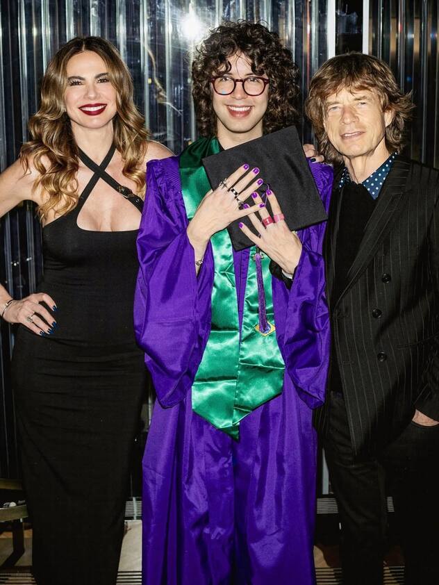 Mick Jagger et la Brésilienne Luciana Gimenez Morad avec leur fils Lucas Jagger lors de la remise de diplôme de l’Université de New York