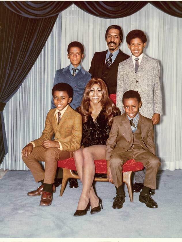 Tina Turner et Ike posent en famille recomposée modèle en 1972