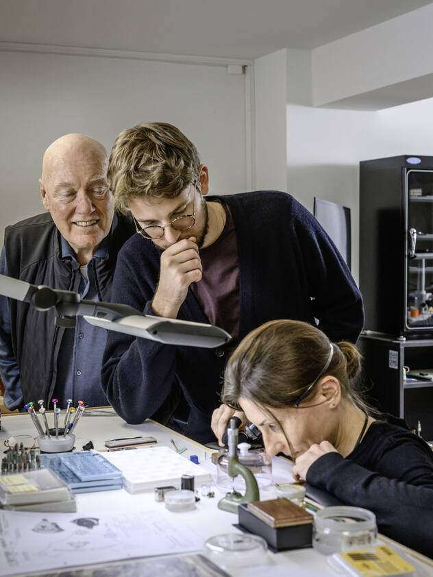 Dans les ateliers à Givrins, sous l’œil des Biver père et fils, les artisans horlogers, Sandrine Schweizer et Daniel Mullner, assemblent les garde-temps avec minutie et une patience infinie.  