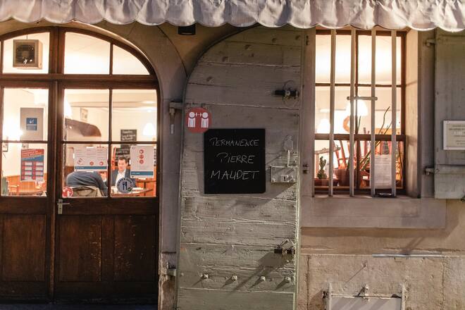 Genève, Suisse, 12 janvier 2021. Taverne de la Madeleine. 2e lieu de permanence. Rencontre avec de nombreux entrepreneurs désespérés par la crise, de nombreuses situations qui ne rentrent pas dans les cases prévues par la confédération.© Niels Ackermann / Lundi13
