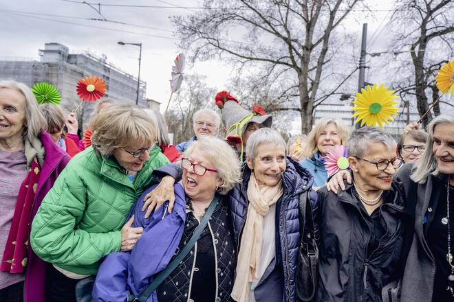 Les Aînées à la sortie de l'audience accueillies par des militants