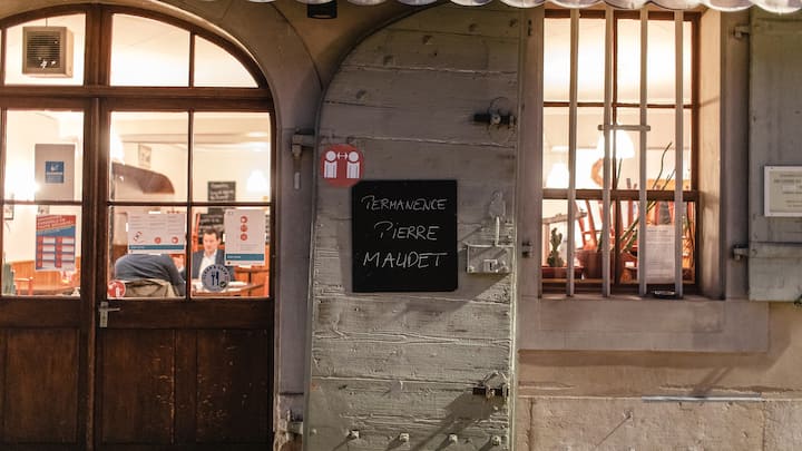 GenÃ¨ve, Suisse, 12 janvier 2021. Taverne de la Madeleine. 2e lieu de permanence. Rencontre avec de nombreux entrepreneurs dÃ©sespÃ©rÃ©s par la crise, de nombreuses situations qui ne rentrent pas dans les cases prÃ©vues par la confÃ©dÃ©ration.Â© Niels Ackermann / Lundi13