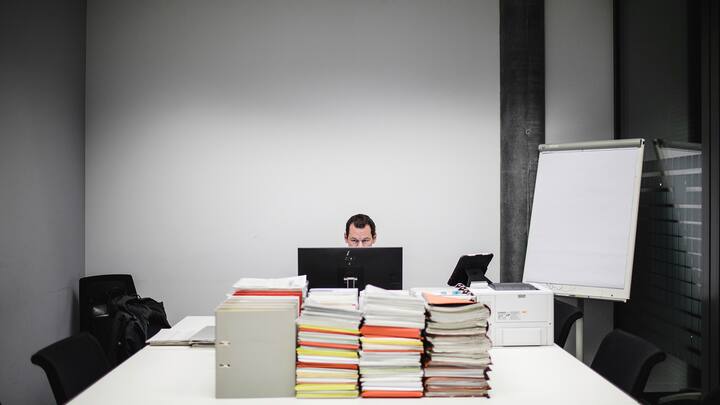 GenÃ¨ve, Suisse, 13 janvier 2021. Dans le bureau temporaire de Pierre Maudet Ã  la Jonction. Â© Niels Ackermann / Lundi13 Maudet en campagne