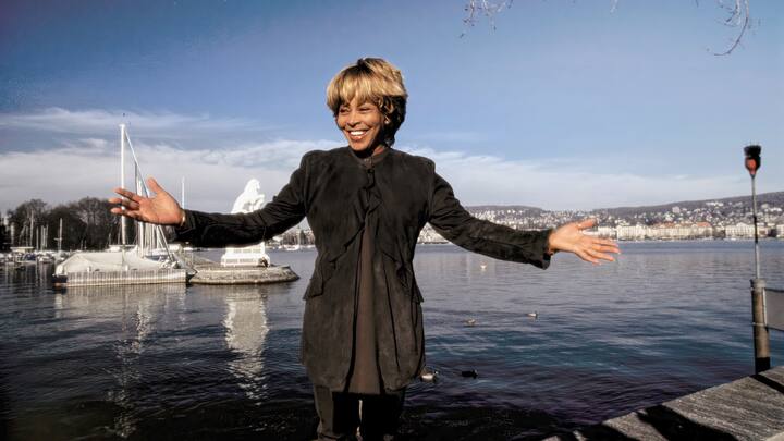 Tina Turner en 1995 posant dans le quartier d’Enge à Zurich