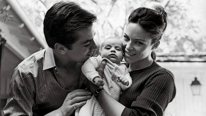 En 1964, en Californie, avec Nathalie Canovas, devenue Mme Delon, et leur fils, Anthony. 