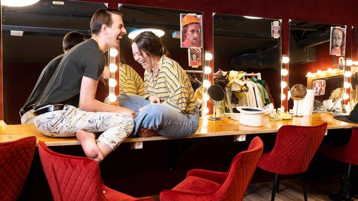 Aude et Vincent Gilliéron dans les loges du Théâtre Barnabé à Servion.