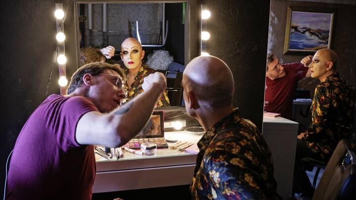 Le comédien et chanteur professionnel Vincent Vève maquille son ami le journaliste Pascal Pellegrino en drag-queen