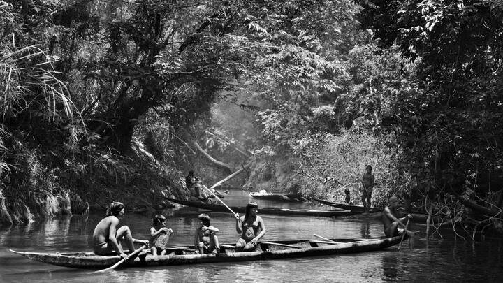 Des indigènes pêchant photographiés par Sebastião Salgado