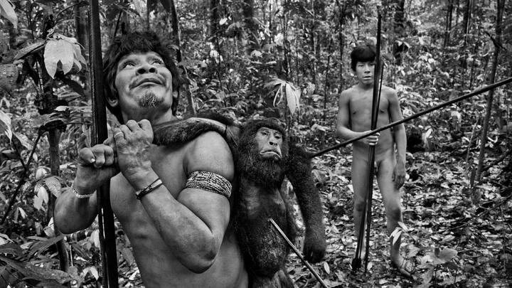 Des indigènes photographiés par Sebastião Salgado
