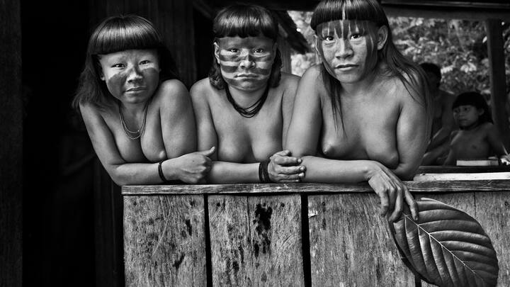 Peintures rituelles sur les visages de trois jeunes filles de la tribu des Suruwahá, dans l’Etat fédéral d’Amazonas