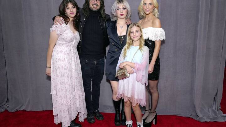 Le rocker Dave Grohl avec sa femme Jordyn Blum et leurs trois filles Harper Willow, Violet Maye et Ophelia Saint