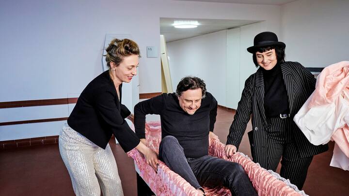 Andreas Bichler et Annina Sonnenwald habillent le figurant Roman Tschopp d’un vêtement funéraire.